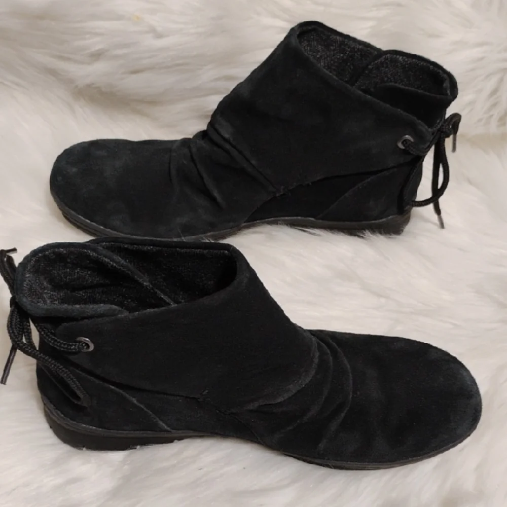 (#95) SALE! B.O.C. Born Black Suede Ankle Booties Sz.7 Hardly Worn